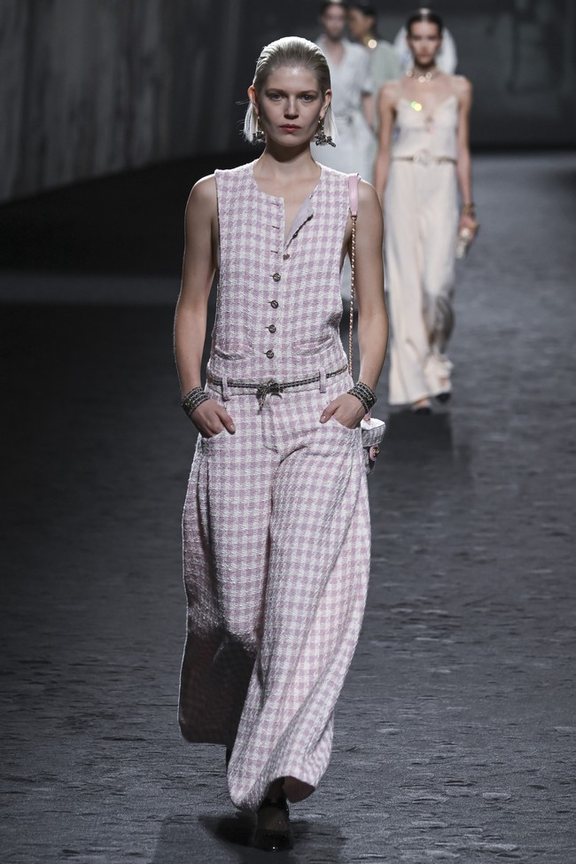 Inilah koleksi Chanel Spring/ Summer 2023. Foto: Victor VIRGILE/ Getty Images. 