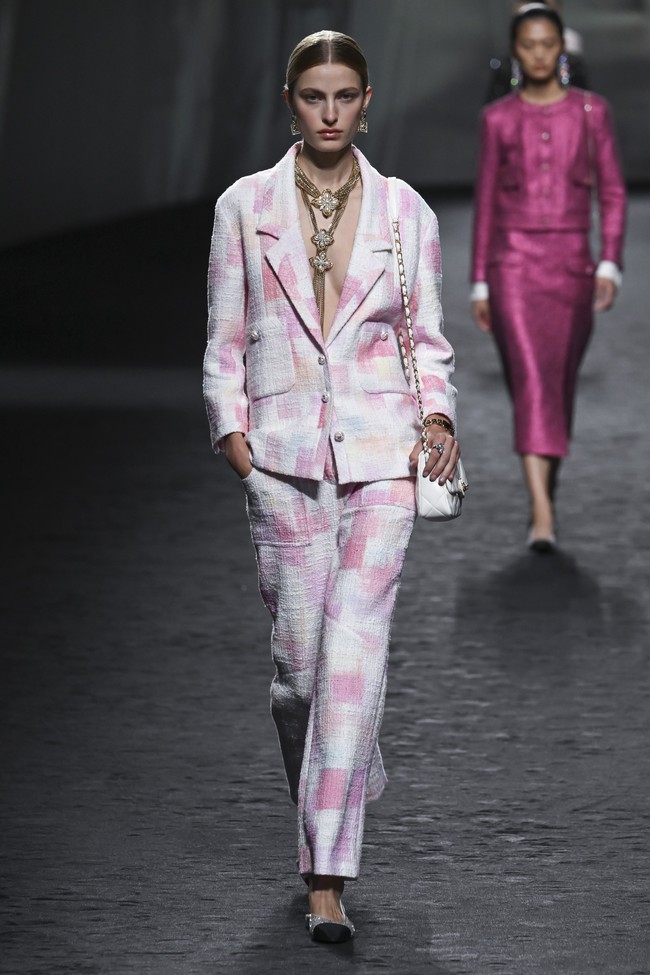 Inilah koleksi Chanel Spring/ Summer 2023. Foto: Victor VIRGILE/ Getty Images. 