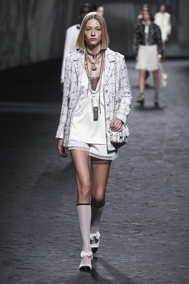 Inilah koleksi Chanel Spring/ Summer 2023. Foto: Victor VIRGILE/ Getty Images. 