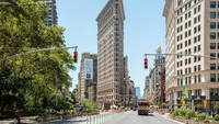 Flatiron Building, dibuka tahun 1902 dan kini usianya sudah 130 tahun. Bangunan tipis setinggi 87 meter ini muncul dalam Film Spider-Man sebagai kantor media Daily Bugel tempat Peter Parker bekerja. Foto: Getty Images/Noam Galai