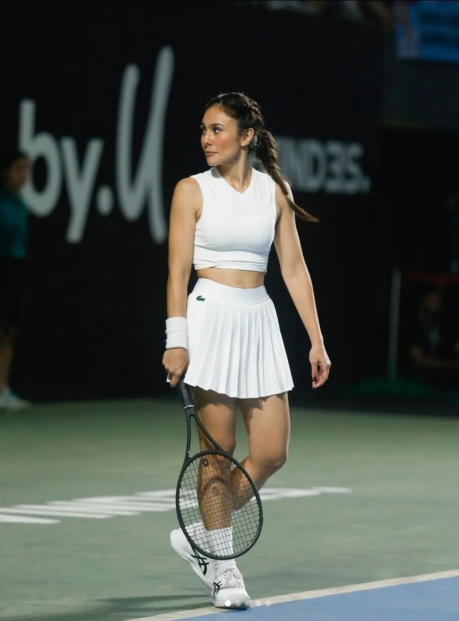 Wulan Guritno memamerkan perut rampingnya dengan padanan crop top putih dan rok lipit dari brand Lacoste saat tanding di Tiba Tiba Tenis melawan Enzy Storia dan Dion Wiyoko. Gayanya pun jadi sorotan. Pada pertandingan itu, aktris 41 tahun ini bersanding bersama Gading Marten. Foto: Instagram