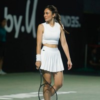 Wulan Guritno memamerkan perut rampingnya dengan padanan crop top putih dan rok lipit dari brand Lacoste saat tanding di Tiba Tiba Tenis melawan Enzy Storia dan Dion Wiyoko. Gayanya pun jadi sorotan. Pada pertandingan itu, aktris 41 tahun ini bersanding bersama Gading Marten. Foto: Instagram