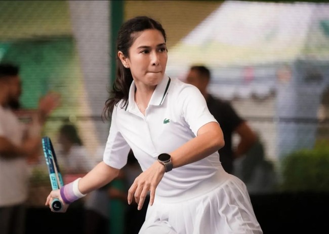 3. Dian Sastrowardoyo pun tak ketinggalan menjadikan tenis sebagai olahraga favorit barunya. Ibu dua anak ini bergaya vintage dengan polo shirt dan rok lipit. Foto: Instagram
