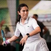 3. Dian Sastrowardoyo pun tak ketinggalan menjadikan tenis sebagai olahraga favorit barunya. Ibu dua anak ini bergaya vintage dengan polo shirt dan rok lipit. Foto: Instagram