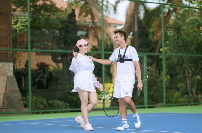 Nagita Slavina selalu kompak beraktivitas dengan sang suami, Raffi Ahmad, termasuk main tenis. Artis sekaligus pengusaha ini tampil stylish memadukan t-shirt, celana pendek dan jaket putih lengkap dengan topi. Foto: Instagram