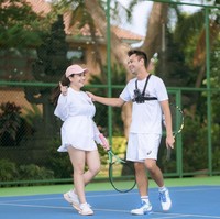Nagita Slavina selalu kompak beraktivitas dengan sang suami, Raffi Ahmad, termasuk main tenis. Artis sekaligus pengusaha ini tampil stylish memadukan t-shirt, celana pendek dan jaket putih lengkap dengan topi. Foto: Instagram