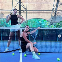 Nia Ramadhani termasuk artis yang sangat menggemari olahraga. Berbagai jenis aktivitas fisik diikutinya, termasuk tenis. Istri Ardi Bakrie ini memilih turtle neck hitam dan skort serta sneakers putih saat main tenis. Foto: Instagram