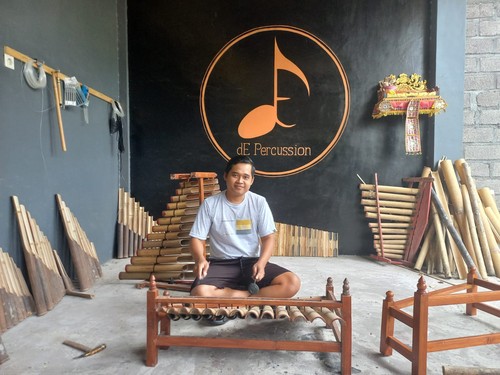 Gede Edi Budiana saat memainkan alat musik tradisional rindik di kediamannya, di Desa Alasangker, Kecamatan Buleleng, Kabupaten Buleleng, Bali. Foto: Made Wijaya Kusuma