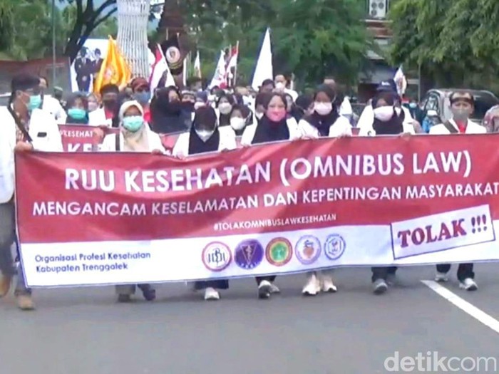 Gelombang protes RUU Kesehatan merembet hingga Trenggalek dan Tulungagung. 7 organisasi profesi di bidang kesehatan turun ke jalan