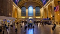 Grand Central Terminal, dibuka tahun 1913 dan kini usianya sudah 109 tahun. Bangunan penuh gaya ini awalnya dibuka sebagai pusat transit warga Newa York untuk berpindah dari satu tempat ke tempat lain menggunakan transportasi umum. Foto: AFP via Getty Images/ANGELA WEISS