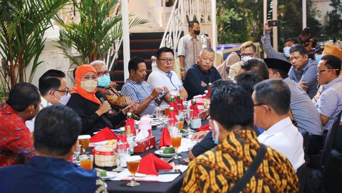 Gubernur Khofifah saat bertemu para buruh beberapa waktu lalu di Gedung Negara Grahadi