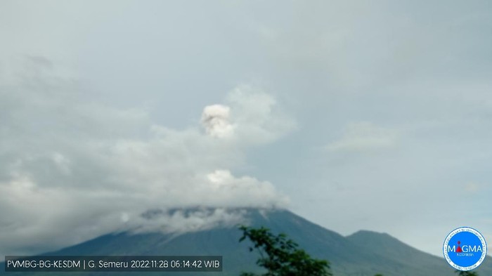 gunung semeru erupsi 28 November 2022 pukul 06:11