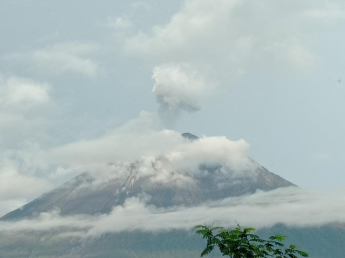 gunung semeru erupsi 28 November 2022 pukul 05:56