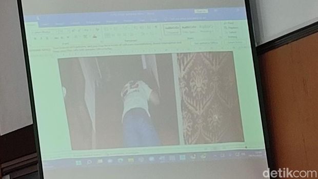 Hakim menunjukkan foto untuk memastikan sosok Yosua. Hakim menunjukkan foto Yosua sudah tewas ditembak. (Wildan HN/detikcom)