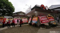 Di bagian luar kantor sekretariat itu terpampang plang bertuliskan Dewan Pimpinan Pusat Taruna Merah Putih. Selain itu juga terpampang lambang PDIP berupa gambar banteng hitam bermoncong putih.