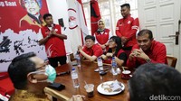Maruarar Sirait juga memberikan sambutan dalam peresmian kantor sekretariat DPP Taruna Merah Putih.