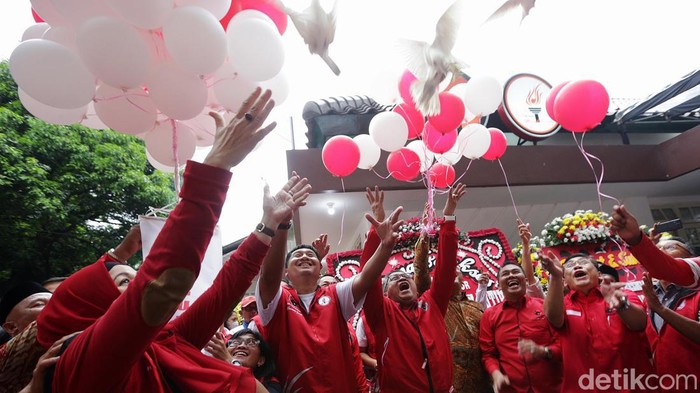 Hasto Resmikan Kantor DPP Taruna Merah Putih Sekjen DPP PDIP Hasto Kristyanto bersama Ketua Umum DPP Taruna Merah Putih Maruarar Sirait meresmikan kantor sekretariat DPP Taruna Merah Putih di Menteng, Jakarta Pusat, Senin (28/11/2022). Sekjen DPP PDIP Hasto Kristyanto, meminta Taruna Merah Putih (TMP) sebagai Organisasi Sayap Partai, penting menggelorakan pemuda menjadi satu kekuatan dinamika Indonesia Raya.