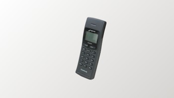 Kalau yang ini, HP pertama tanpa antena eksternal, Hagenuk GlobalHandy. Foto: via Versus.com