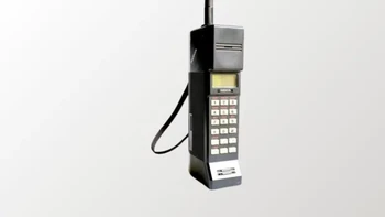 Setelah ponsel-ponsel sebelumnya, Nokia baru hadir di tahun 1987 mengenalkan Mobira Ctyman 900 yang memiliki berat 800 gram - sudah termasuk baterai. Foto: via Versus.com