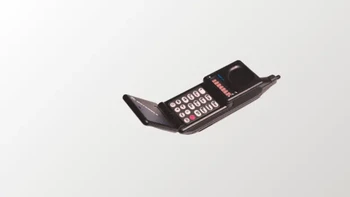 Kalau ini adalah HP flip pertama dari Motorola MicroTAC di tahun 1989. Foto: via Versus.com