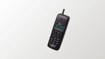 HP GSM pertama datang dari Nokia 1011 (2G) pada tahun 1992. Foto: via Versus.com