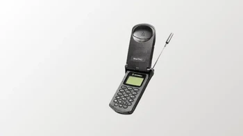 HP dengan mode getar pertama yakni Motorola StarTAC di tahun 1996. Foto: via Versus.com