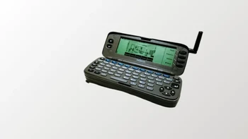 HP yang membawa keyboard QWERTY adalah Nokia Communicator 9000 yang rilis di tahun 1996. Bisa untuk email, browsing, hingga fax. Foto: via Versus.com