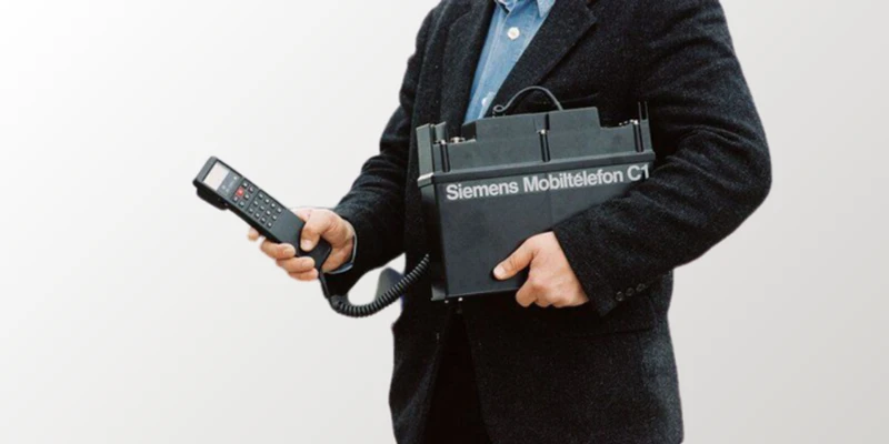 Berikut ini foto-foto HP serba pertama di dunia. Merek mana yang jadi pelopor HP? Ada yang bisa tebak?