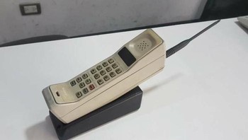 HP portabel pertama ditemukan pada 1973 oleh Motorola. Pada 3 April 1973, insinyur Motorola membuat ponsel bernama DynaTAC 8000X. Foto: via detikINET