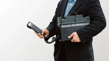 HP pertama Siemens adalah ponsel yang diusung dengan konsep unik. Siemens Mobiltelefon C1 hadir dengan sebuah koper. Foto: via Versus.com