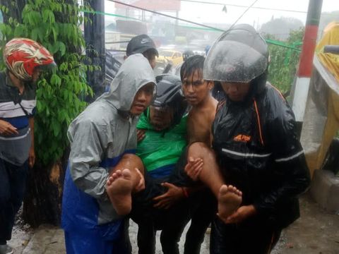 Hujan deras disertai angin kencang terjadi di Sidoarjo membuat pohon dan sebuah baliho tumbang