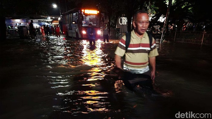 Banjir merendam jalan Bintaro Permai Raya, Pesanggrahan, Jakarta Selatan, Senin (28/11/2022). Ketinggian banjir sekitar 1 meter pada pukul 19.20 WIB. Pengendara memilih berhenti dan menunggu air untuk surut. Pejalan kaki menembus banjir akibat hujan deras sekitar 90 menit. Jalan terputus akibat banjir. Jalan tersebut menghubungkan Petukangan Jakarta Selatan menuju Tanah Kusir.