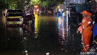 Jalan terputus akibat banjir. 