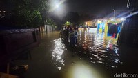 Jalan yang terendam banjir tersebut menghubungkan Petukangan menuju Tanah Kusir. 