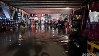 Pengendara memilih berhenti dan menunggu air surut. 