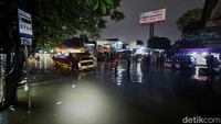 Ketinggian banjir sekitar 1 meter pada pukul 19.20 WIB. 