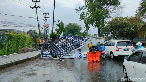 Hujan disertai angin kencang di kawasan Sidoarjo membuat baliho dan pohon tumbang