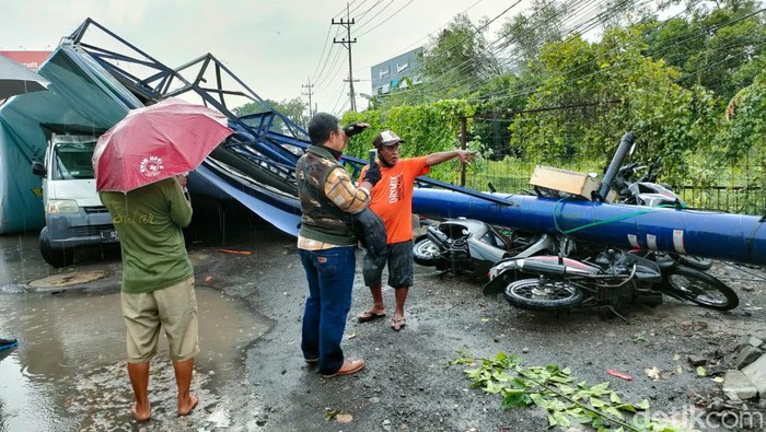 Hujan disertai angin kencang di kawasan Sidoarjo membuat baliho dan pohon tumbang