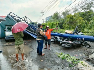Bencana Robohnya Baliho di Aloha Timpa 5 Motor-1 Korban Luka
