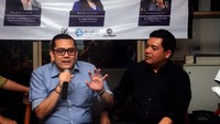 Pakar Hukum Dr. Radian Syam (kiri) saat memberikan paparanya di diskusi dengan tema pemilu 2024 dan ancaman resesi ekonomi dan penundaan pemilu di Kopi Tikum, Jakarta.
