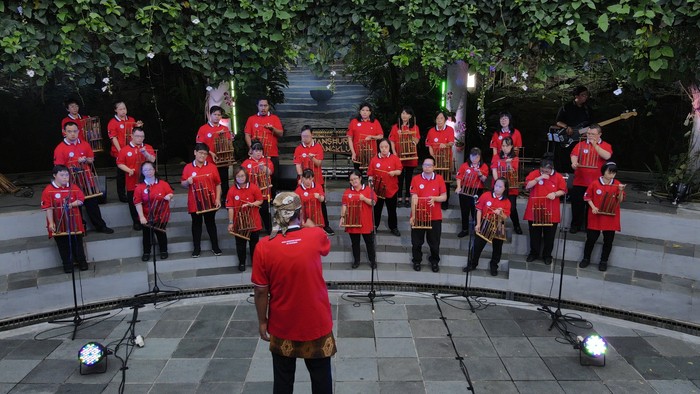 ISDI (Ikatan Down Syndrome Indonesia) tampil apik memainkan angklung bersama musisi dan influencer angklung yakni Manshur dan Tricia Sumarijanto.