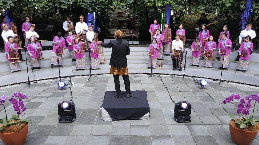 ISDI (Ikatan Down Syndrome Indonesia) tampil apik memainkan angklung bersama musisi dan influencer angklung yakni Manshur dan Tricia Sumarijanto.