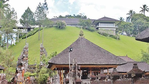 Istana Tampak Siring di Bali.
