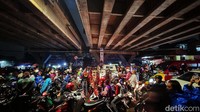Banyaknya kendaraan bermotor yang parkir membuat arus lalu lintas dari arah Tanah Kusir menuju Petukangan dan sebaliknya tersendat.