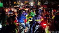 Arus lalu lintas di Jalan Bintaro Permai Raya mecet di kedua arah.