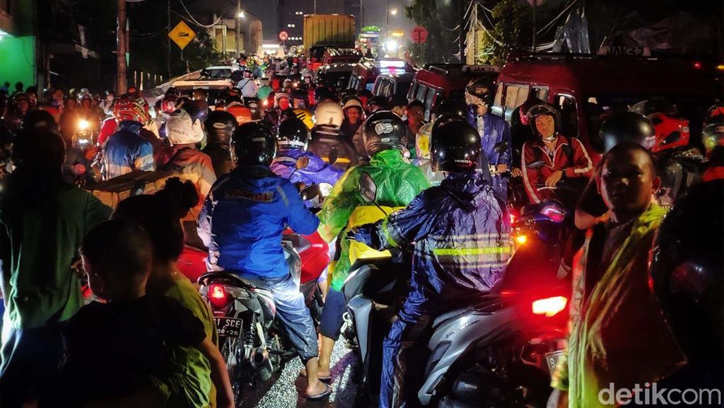 Jalan Diputus Banjir, Lalin Petukangan Jakarta Kusut