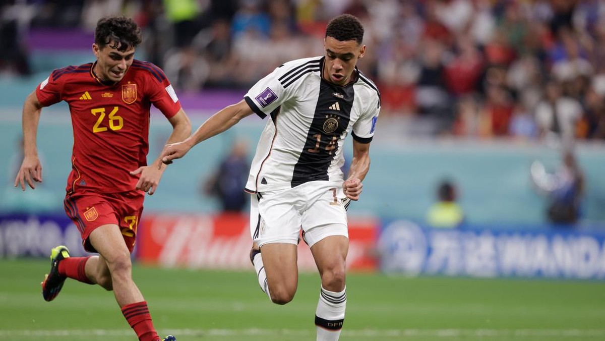 Pedri dan Jamal Musiala saat Spanyol dan Jerman bertemu di Piala Dunia 2022. (Foto: Getty Images/Soccrates Images)