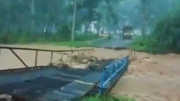 Jembatan di Kecamatan Pesanggaran Banyuwangi yang putus karena banjir