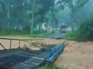 Banjir Putus Satu-satunya Jembatan Desa di Banyuwangi, 6 Kampung Terisolir