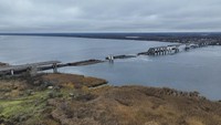 Diketahui jembatan ini merupakan titik penyebrangan utama di atas sungai Dnipro di Kherson.  